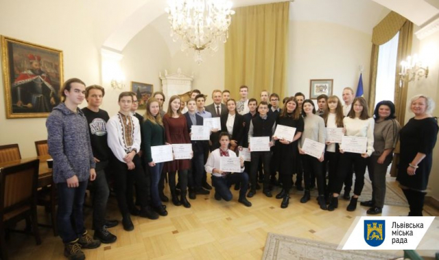 30 обдарованих учнів Львова отримали міські премії