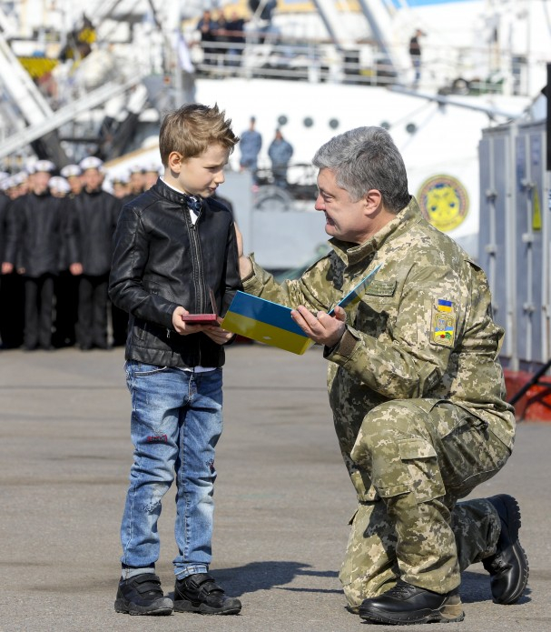 Петро Порошенко вручив нагороди полонених українських моряків їхнім рідним