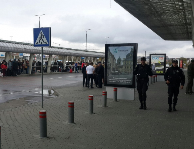Львівські поліцейські не знайшли вибухівку у аеропорту і готелі