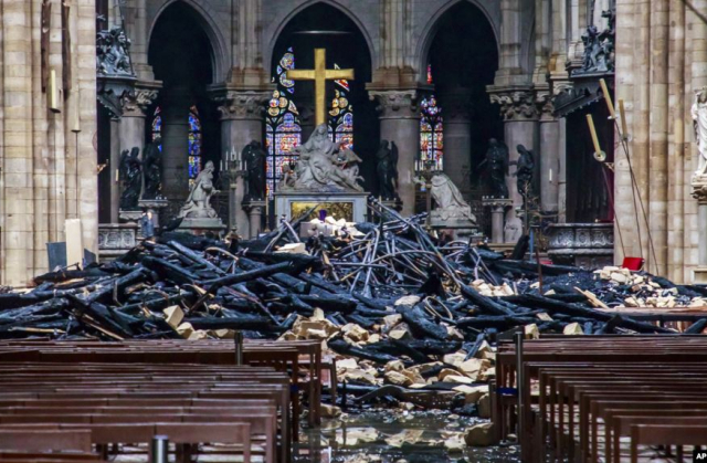Собор Паризької Богоматері після пожежі, 16 квітня 2019 року