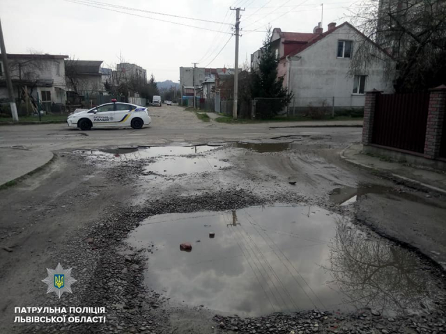 Львівські патрульні проводять щорічний весняний огляд автомобільних доріг