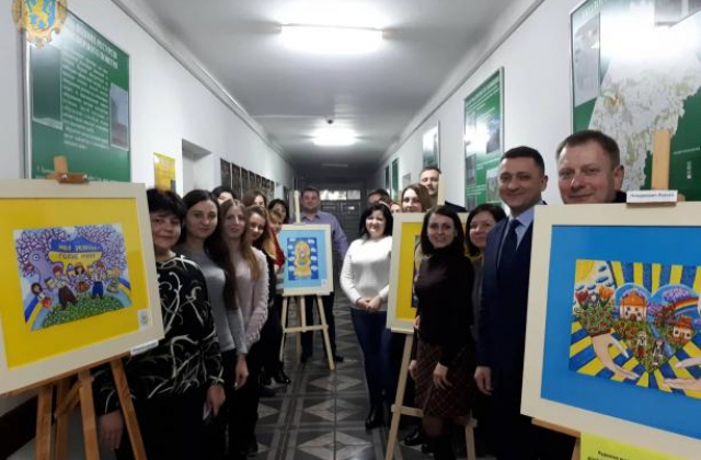Особливу виставку дитячих малюнків "Любіть Україну" експонують у Львові