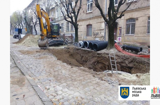 На вул. Олени Степанівни замінили фрагмент зруйнованого колектора