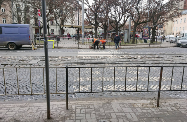 У Львові на площі Соборній закривають пішохідний перехід