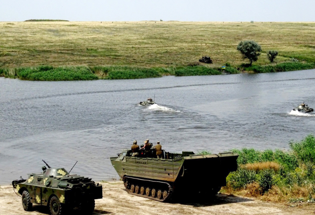 На Миколаївщині піхотинці долають водні перешкоди