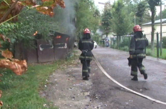 У Львові ледь не згорів гараж. Фото: ДСНС