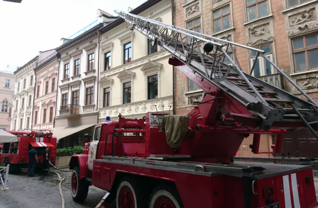 Біля ресторації "Бачевських" у Львові горить будівля