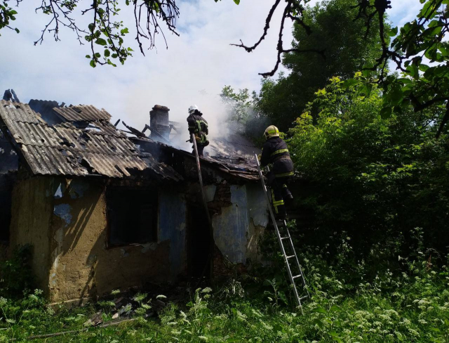 У Золочівському районі горів житловий будинок