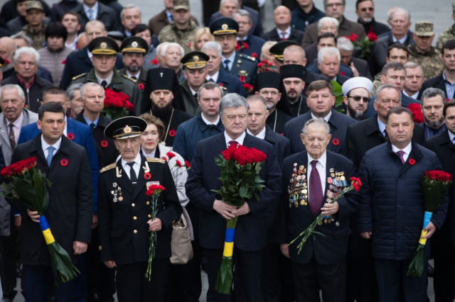 Петро Порошенко разом з ветеранами вшанували пам’ять загиблих з нагоди 74-ї річниці перемоги над нацизмом у Другій світовій війні