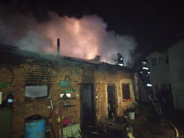 У Пустомитівськоиу районі рятувальники ліквідували пожежу господарської будівлі. Фоо: ДСНС