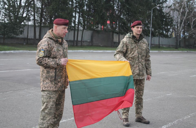 Капітану ЗСУ в знак пошани вручили Державний прапор Республіки Литви
