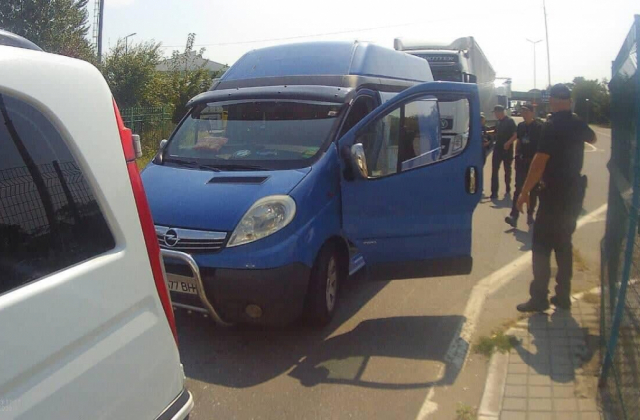 Українець намагався мікроавтобусом прорватися через кордон. Фото: ДПСУ