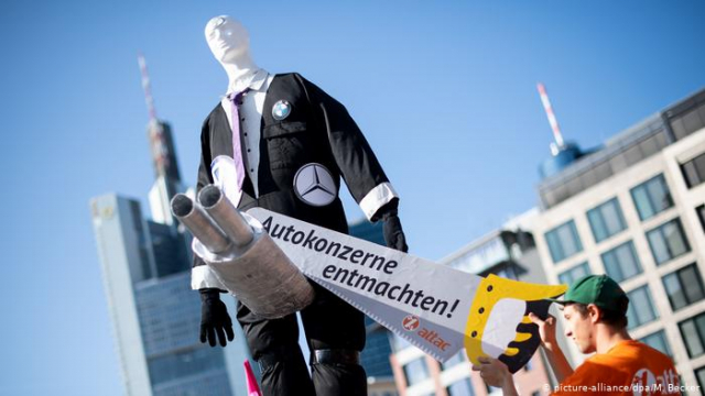 У Франкфурті тисячі осіб протестують проти Міжнародного автосалону