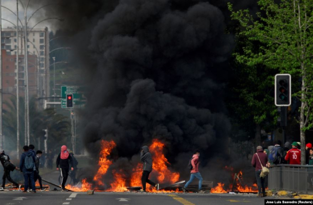 Протестувальниками підпалили зведені на вулицях Сантьяго барикади, Чилі, 20 жовтня 2019 року