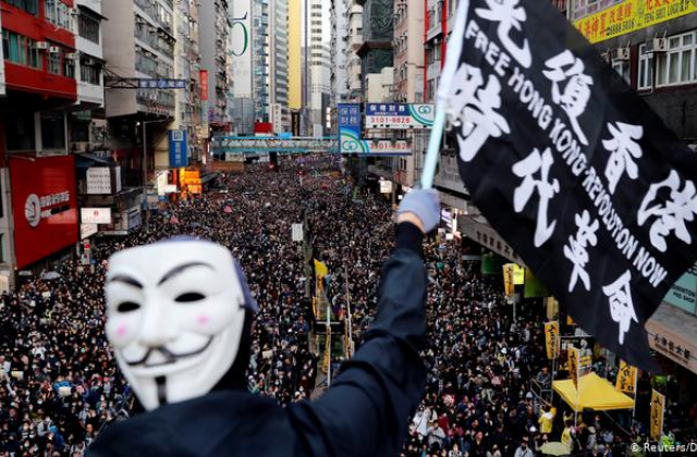 Багато протестувальників у Гонконгу прийшли в одязі чорного кольору
