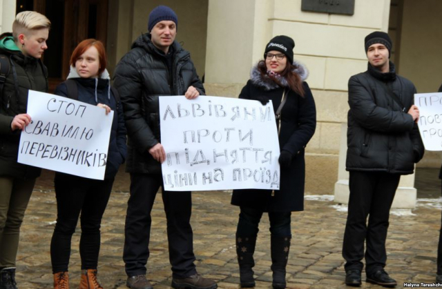 У Львові протестували проти підняття вартості проїзду у маршрутках. Фото: Радіо Свобода