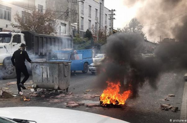 Учасники протестів підпалювали сміття і намагалися будувати барикади