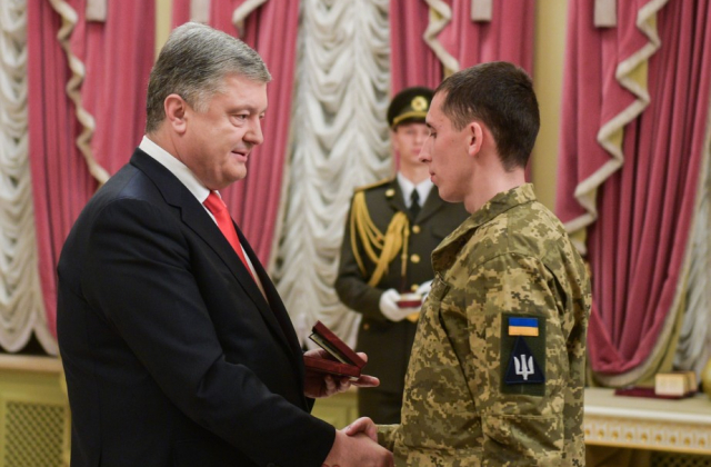 Петро Порошенко вручив нагороди військовослужбовцям з нагоди Дня ЗСУ