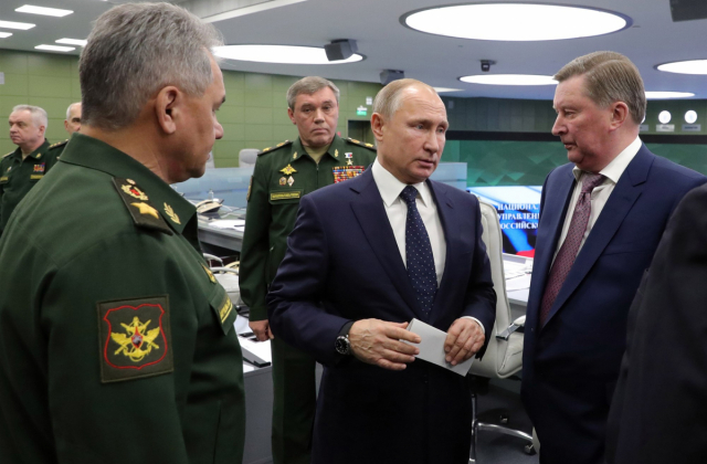 Президент Росії Володимир Путін з персоналом  в диспетчерському пункті Міністерства оборони в Москві. 
26 грудня 2018 року.
