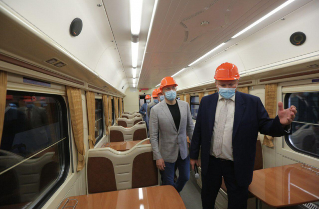 Прем’єр-міністр Денис Шмигаль під час огляду виробництва ПАТ «Крюківський вагонобудівний завод»
