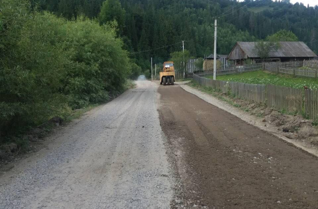 На Сколівщині триває ремонт дороги Тухля - Либохора. Фото: ЛОДА