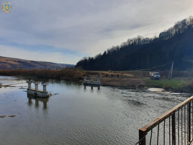 У селі Крушельниця на Сколівщині триває ремонт мосту