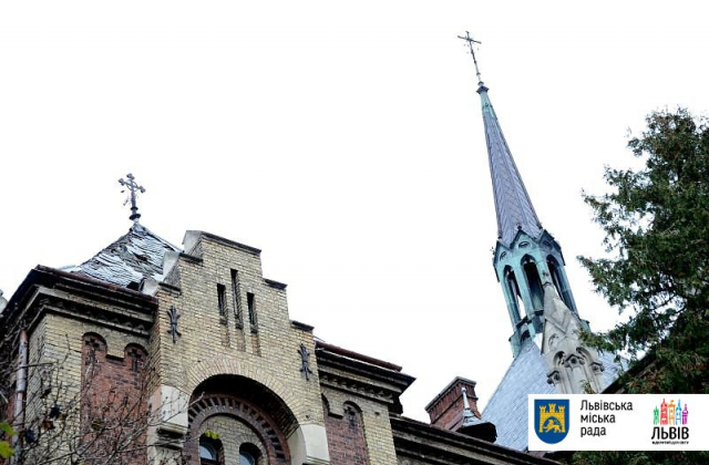 У Львові реставрують дах колишнього костелу францисканок