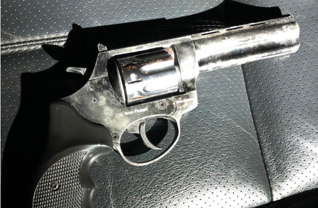 В киянина, який повертався з Польщі, виявили револьвер. Фото: прес-служба АДПСУ