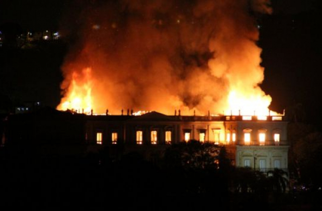 Пожежа в Національному музеї Бразилії.