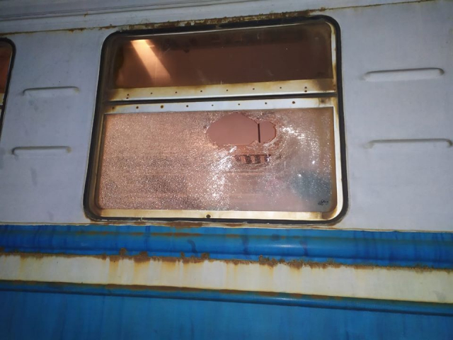 На Львівщині хуліган розбив вікно у потязі