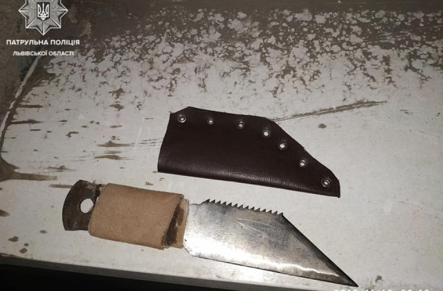 У чоловіків виявили саморобні ножі