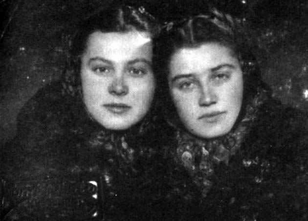 Марія Савчин — «Марічка» (зліва) і Наталка Козакевич — «Сіра», 1943 р.