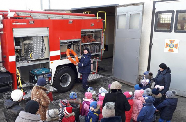 На Львівщині школярам провели екскурсію пожежною частиною
