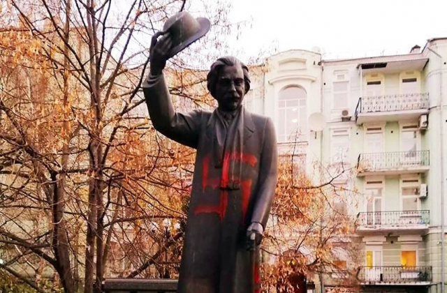 У центрі Києва спаплюжили свастиками пам’ятник Шолом-Алейхему