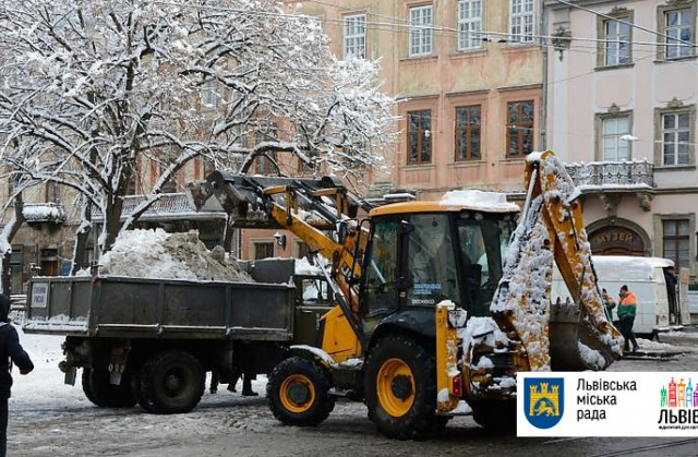 Зранку у Львові працювало 70 одиниць снігоочисної техніки