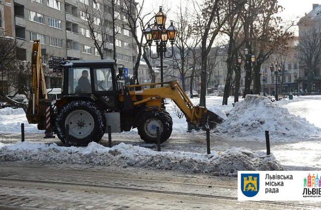 Зранку місто від снігу розчищала 31 одиниця техніки