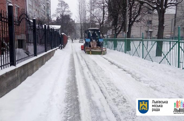 Зранку у Львові працювало 58 одиниць снігоприбиральної техніки