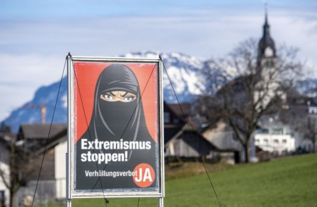 На плакатах, промотованих Швейцарською народною партією, фігурувала жінка у чорному нікабі та написи на кшталт "Зупиніть екстремізм!" і "Зупиніть радикальний іслам!"