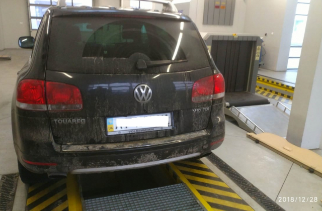 Митники вилучили Volkswagen Touareg за контрабанду