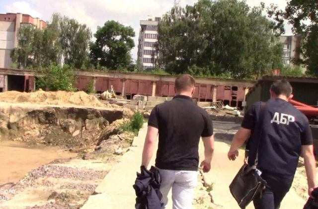 ДБР перевіряє законність будівництва на території військового містечка у Львові