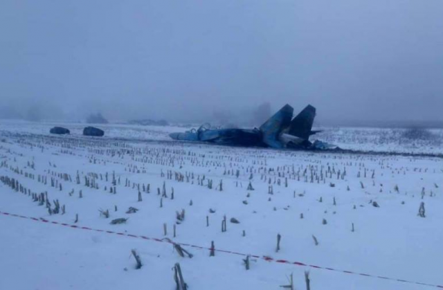 У мережі з’явились фото з місця падіння винищувача Су-27