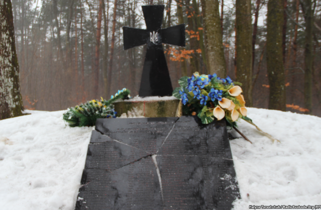 Пам’ятник воїнам УПА на горі Монастир, село Верхрата, Підкарпатське воєводство, Польща. Українці відчистили від фарби хрест, 21 лютого 2017 року