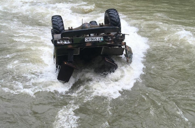 У Карпатах вантажівка з туристами упала у річку