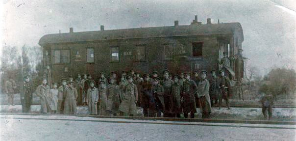 Студенти на станції Крути, фото незадовго до бою.