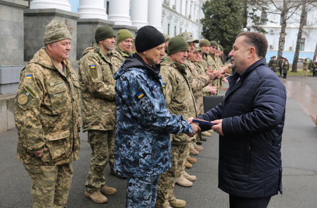 Степан Полторак вручив відзнаки генералам і офіцерам, які звільнилися з військової служби
