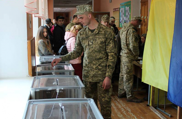 Військовослужбовці Вінницького гарнізону голосують у другому турі виборів