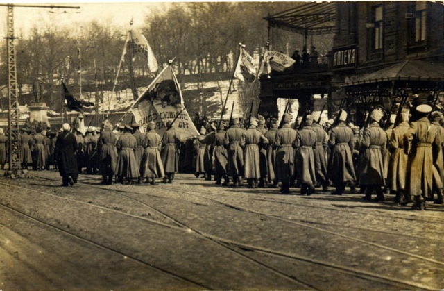 На фото вояки українізованих частин у центрі Києва. Весна 1917 р. Джерело: io.ua