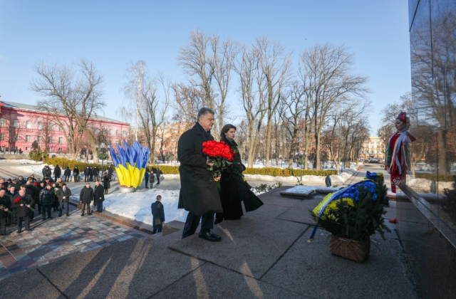 Петро Порошенко з дружиною вшанували пам’ять Тараса Шевченка та Михайла Грушевського
