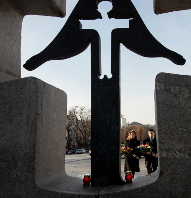Зеленський з дружиною вшанували пам’ять жертв Голодомору в Україні