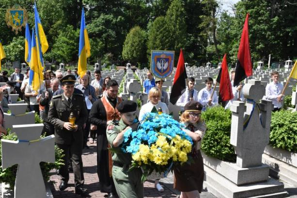 На Янівському кладовищі вшанували Героїв, які боролись за українську державність
